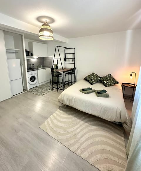 Bed, Seating area, Dining area, kitchen