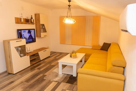 TV and multimedia, Kitchen or kitchenette, Living room, Seating area