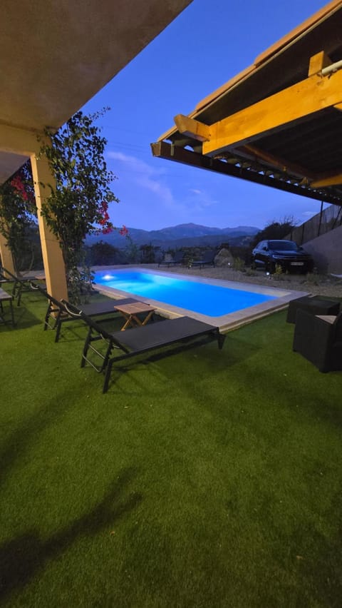Bas de villa avec piscine House in Corsica