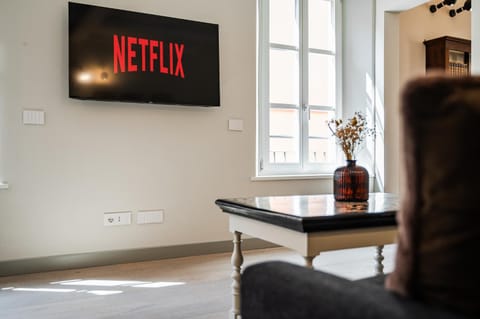 TV and multimedia, Living room, Seating area, Evening entertainment