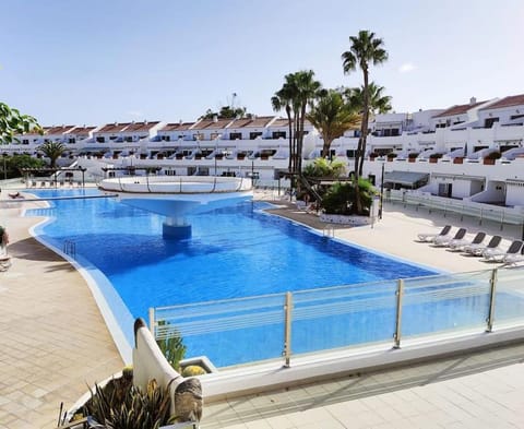 Swimming pool, sunbed