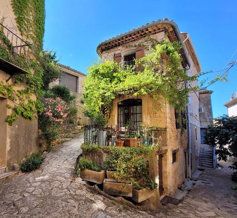Property building, Patio, Balcony/Terrace, Street view, Quiet street view