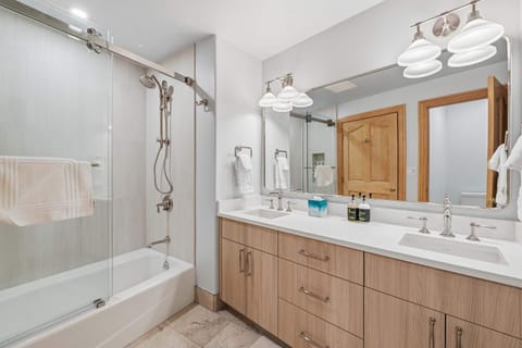 Oxford Court 301 by East West Hospitality Apartment in Beaver Creek