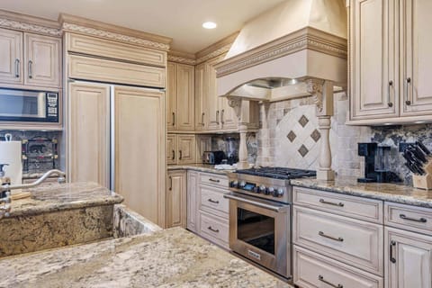 Oxford Court 301 by East West Hospitality Apartment in Beaver Creek