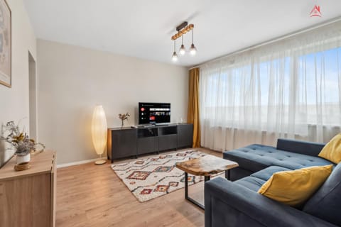 Communal lounge/ TV room, TV and multimedia, Living room, Seating area, Evening entertainment