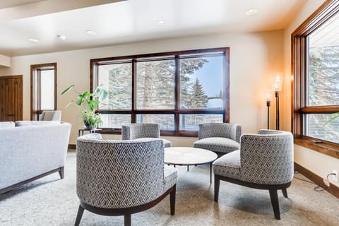 Ridgepoint Townhome 084 by East West Hospitality Apartment in Avon