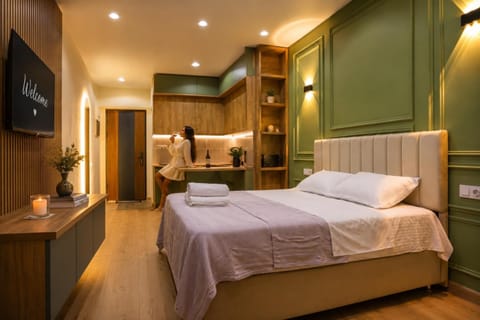 Bed, TV and multimedia, Photo of the whole room, Bedroom, towels, wardrobe