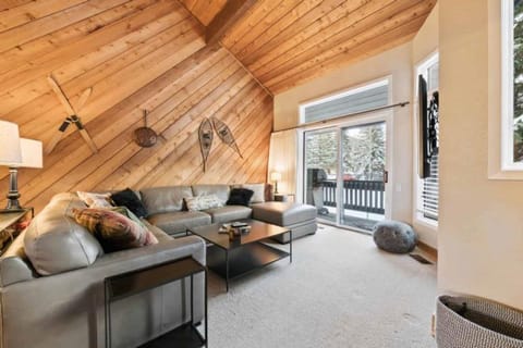 Ridgepoint Townhome 105 by East West Hospitality Apartment in Avon