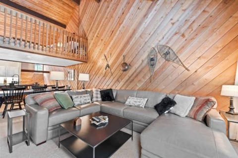 Ridgepoint Townhome 105 by East West Hospitality Apartment in Avon