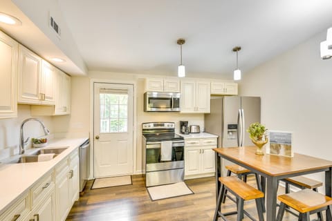 2 Mi to Lake Michigan Pet-Friendly Sawyer Apt Apartment in Sawyer