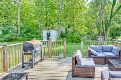 2 Mi to Lake Michigan Pet-Friendly Sawyer Apt Apartment in Sawyer