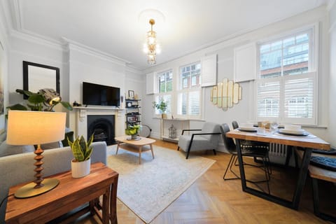 TV and multimedia, Living room, Seating area, Dining area, fireplace, fireplace