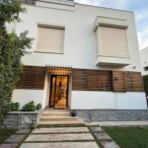 Property building, Facade/entrance, Day