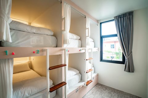 Bed, Photo of the whole room, Bedroom, bunk bed, towels