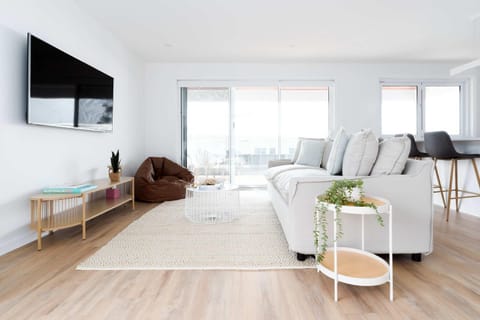 Bright & Airy Coastal abode House in Bridport