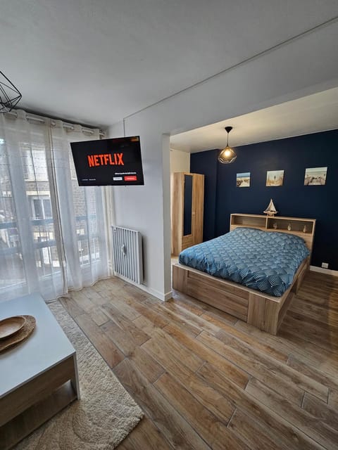 Communal lounge/ TV room, Bed, TV and multimedia