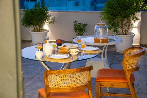 Restaurant/places to eat, Balcony/Terrace, Food and drinks, Seating area, Dining area, Food, Drinks