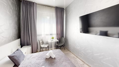 Bed, TV and multimedia, Photo of the whole room, Seating area, Bedroom, towels