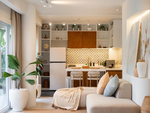 Kitchen or kitchenette, Living room, Seating area, Dining area