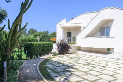 Property building, Facade/entrance, Garden, Garden, Garden view, Garden view