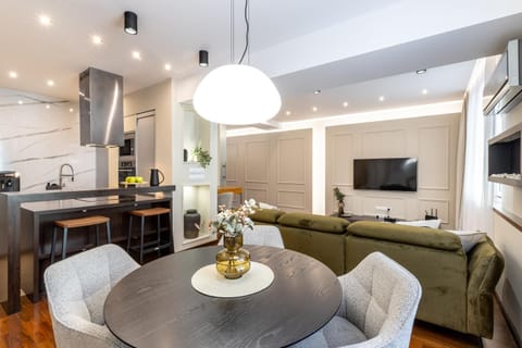 Communal lounge/ TV room, TV and multimedia, Kitchen or kitchenette, Living room, Seating area, Dining area