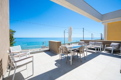 Patio, Natural landscape, View (from property/room), Balcony/Terrace, Dining area, Beach, Sea view