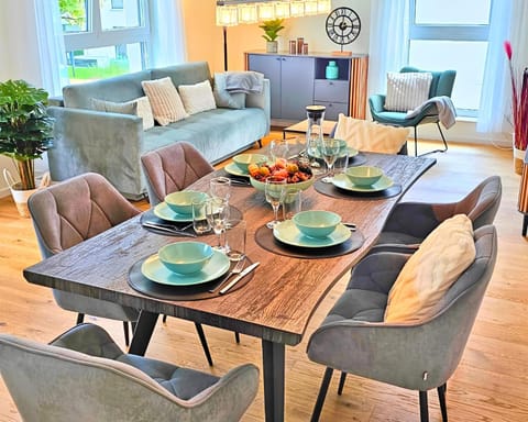 Living room, Food and drinks, Seating area, Dining area, Food