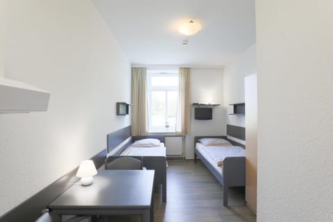 Bed, TV and multimedia, Seating area, Bedroom