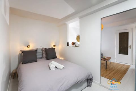 Bedroom, towels