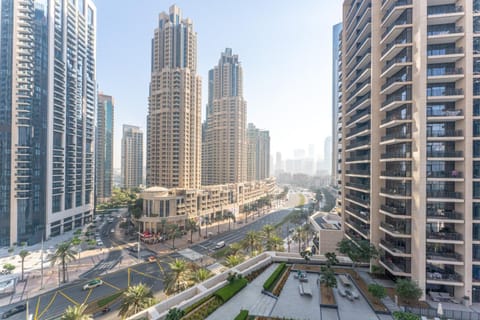 Property building, Day, Neighbourhood, Bird's eye view, City view, Street view, Location, Parking
