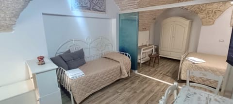 Bed, TV and multimedia, Living room, Photo of the whole room, Seating area, Bedroom, wardrobe