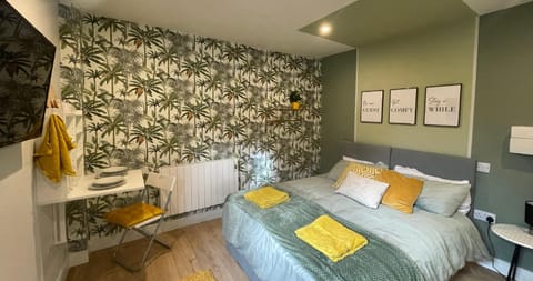 Bed, Living room, Photo of the whole room, Seating area, Bedroom, towels