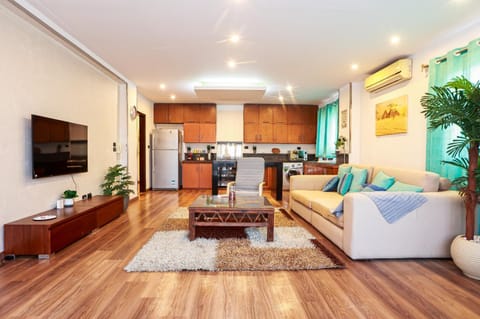 Communal lounge/ TV room, TV and multimedia, Kitchen or kitchenette, Living room, Seating area, oven, stove