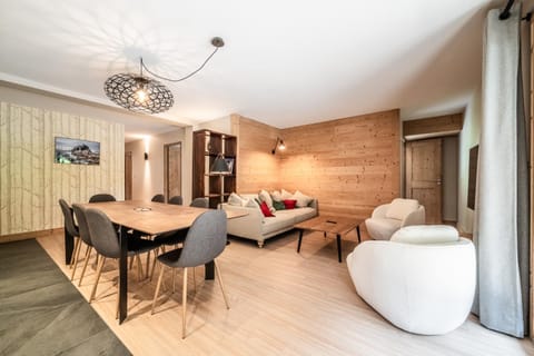 Living room, Lounge or bar, Seating area, Dining area