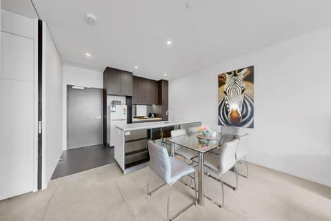 Property building, Kitchen or kitchenette, Dining area, kitchen, kitchen, air conditioner, air conditioner