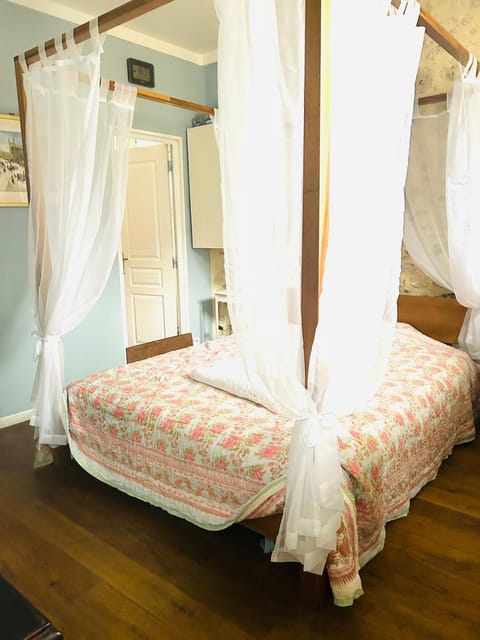 Maison d'hôtes L'ormerie- Au coeur de la ville médiévale Bed and Breakfast in Île-de-France