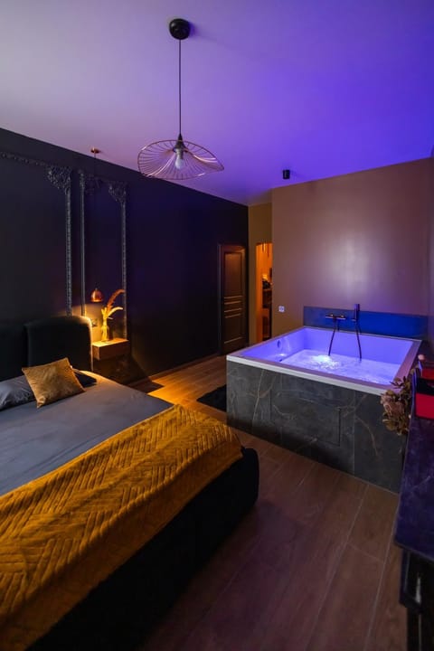 Bed, Hot Tub, Photo of the whole room, Bedroom, Bath, towels