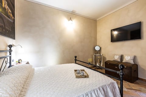 Bed, TV and multimedia, Photo of the whole room, Bedroom