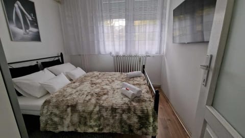 Bed, TV and multimedia, Bedroom