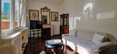 Communal lounge/ TV room, TV and multimedia, Living room, Seating area