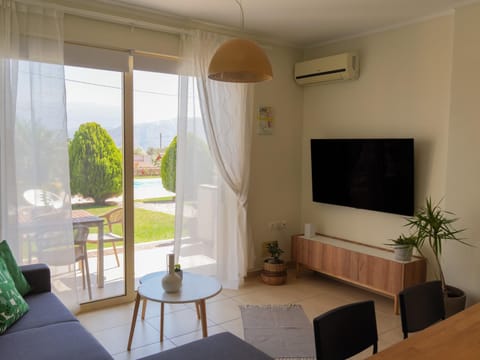 TV and multimedia, Living room, Seating area, Swimming pool