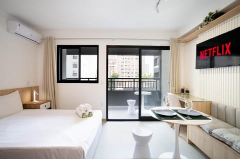 Bed, TV and multimedia, Balcony/Terrace, Photo of the whole room, Dining area, Bedroom, towels