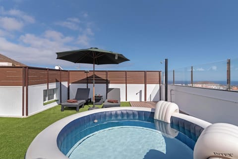 Property building, Balcony/Terrace, Living room, Swimming pool