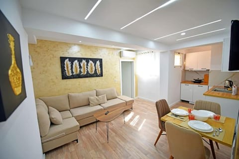 Kitchen or kitchenette, Living room, Seating area, Dining area