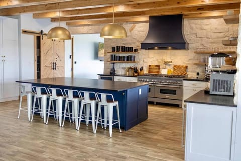 Coffee/tea facilities, Kitchen or kitchenette, Dining area, dishwasher, oven, stove