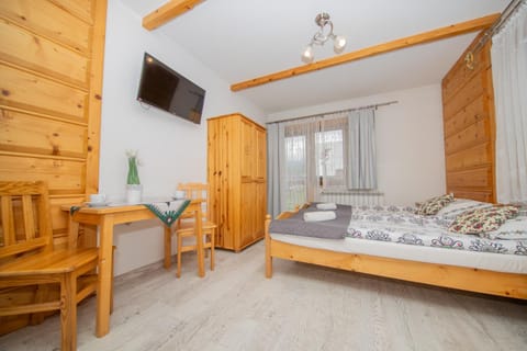 Bed, TV and multimedia, Photo of the whole room, Bedroom, towels