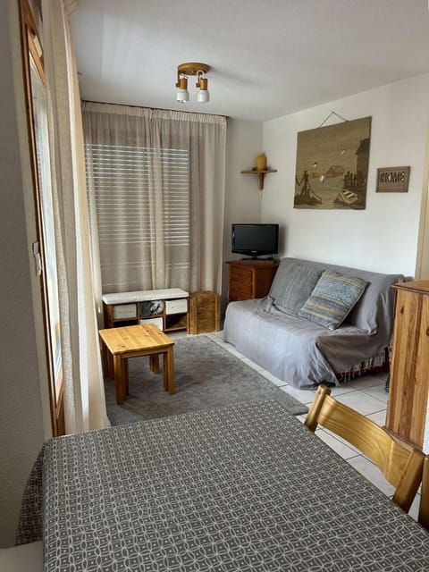 Bed, Living room, kitchen