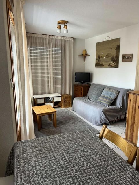 Bed, Living room, kitchen