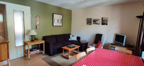 Bed, Living room, fireplace