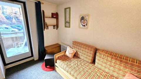 Bed, Living room
